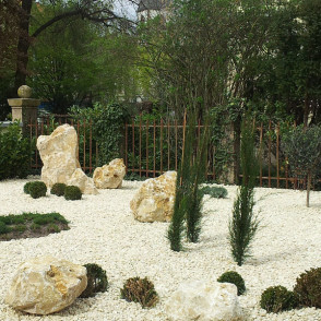 Gartenideen - Kiesbett mit Natursteinen und Pflanzen