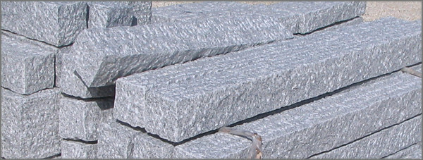 Naturstein Palisade Granit dunkel gespitzt ca.150x12x12cm 