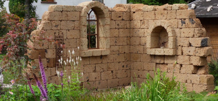 Ruinenmauer mit Tuff Mauersteinen