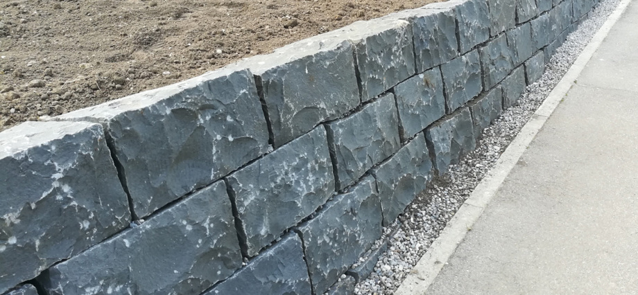 Basalt Mauersteine verlegt