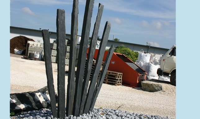 Schiefer Palisaden oder Stelen eingebaut