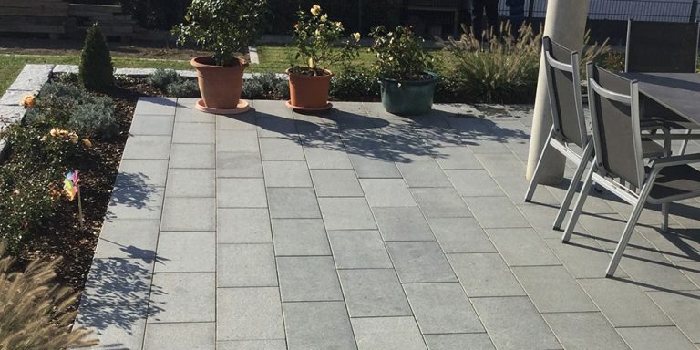 Granit Terrassenplatten satiniert, verlegt als Terrasse 