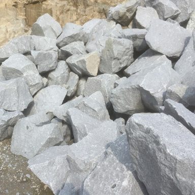Granit hellgrau Wasserbausteine