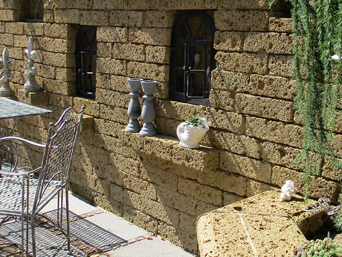 Tuffmauer mediterran