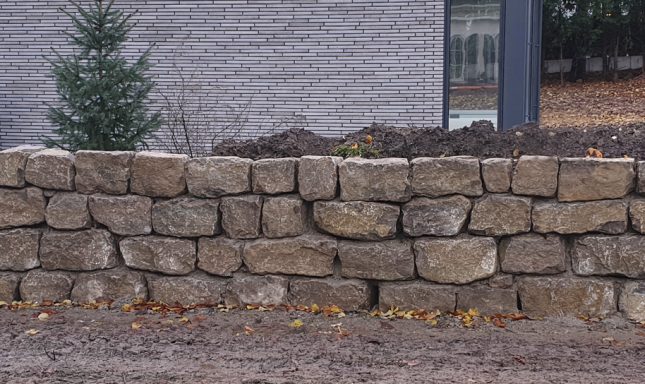 Natursteinmauer aus Muschelkalk Zugsteinen