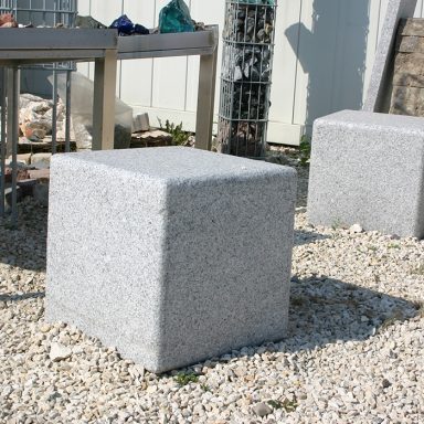 Sitzstein Granit Naturstein geflammt