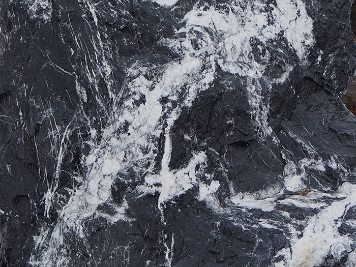 Steinart Alpenkalk anthrazit mit weißen Schlieren
