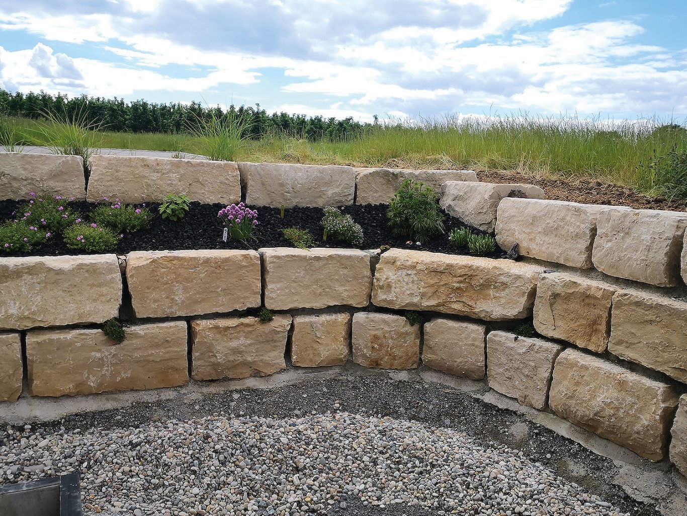 Jurakalk Mauersteine Ebenenausgleich Hang mit Jurakalk Mauersteinen