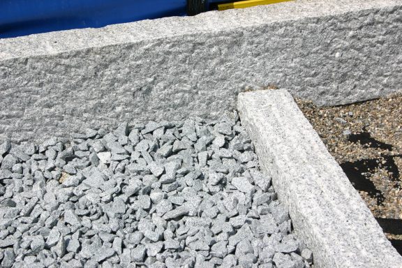 Granit hellgrau überspitzt