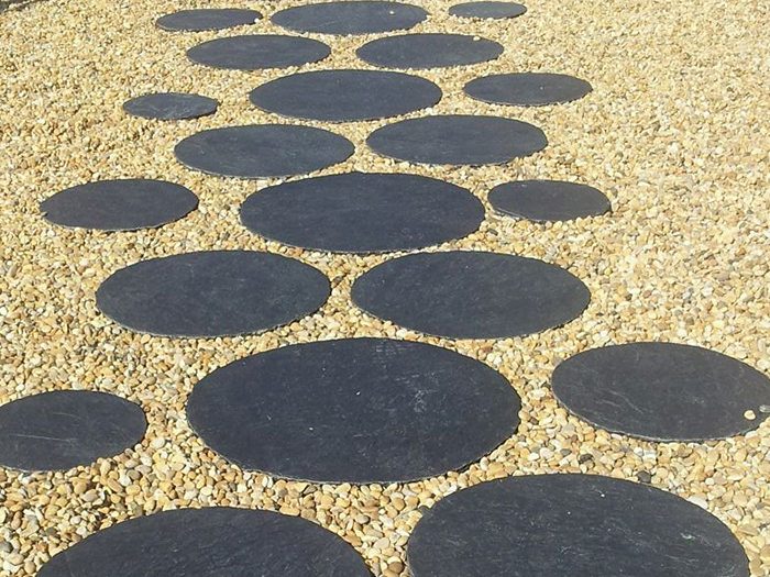 Schieferplatten auf Weg mit Splitt