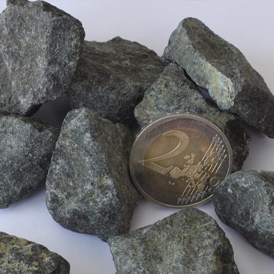 Diabas Splitt im Detail mit Geldstück