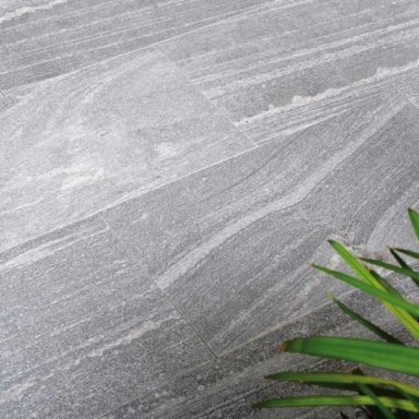 Gneis Terrassenplatten BIASCA -satiniert-, silbergrau-liniert