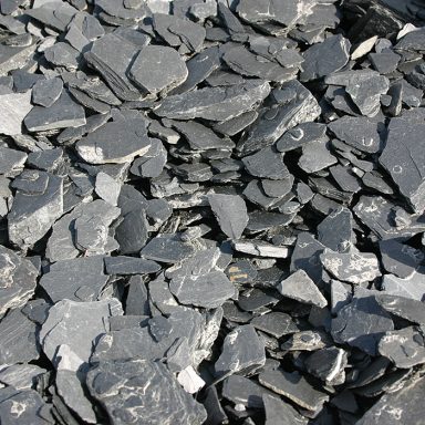 Schiefer Splitt plattig schwarz anthrazit Detailaufnahme