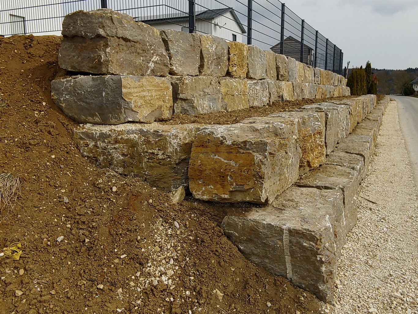 Muschelkalk Quader 55-60er Hangabsicherung mit 60er Quadersteinen