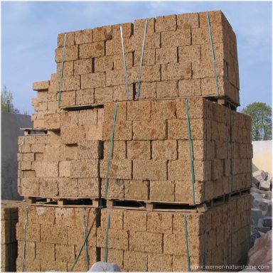 Tuff Mauersteine auf Palette
