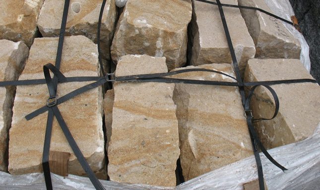 Warthauer Sandstein gelb Mauersteine palettiert