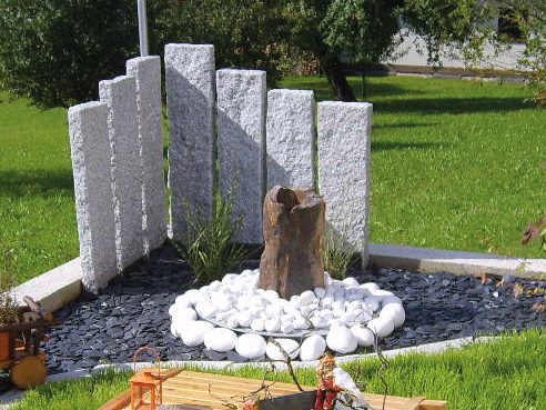 Granit Palisaden mit Schiefersplitt und Marmorkies