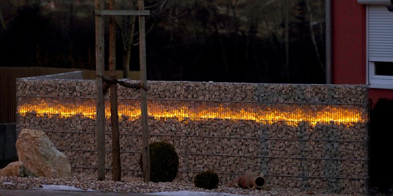 Glas in Gabione beleuchtet