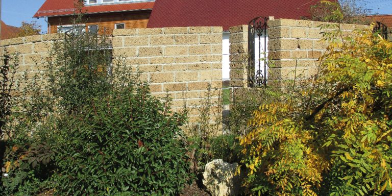 Tuff Mauersteine als Sichtschutzmauer im Garten