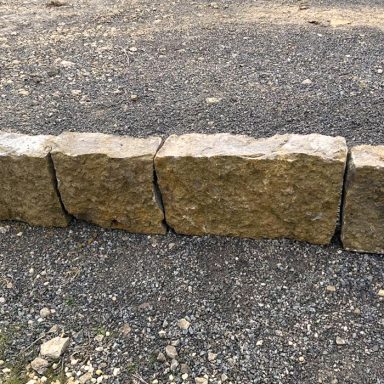 Muschelkalk Steine für die Einfassung eines Beetes